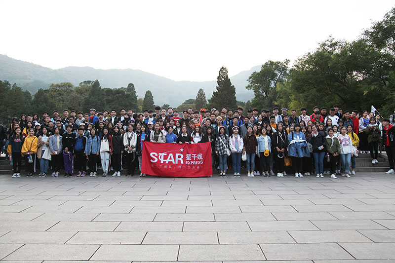 星干線藝考香山誓師大會，師生在香山前合影